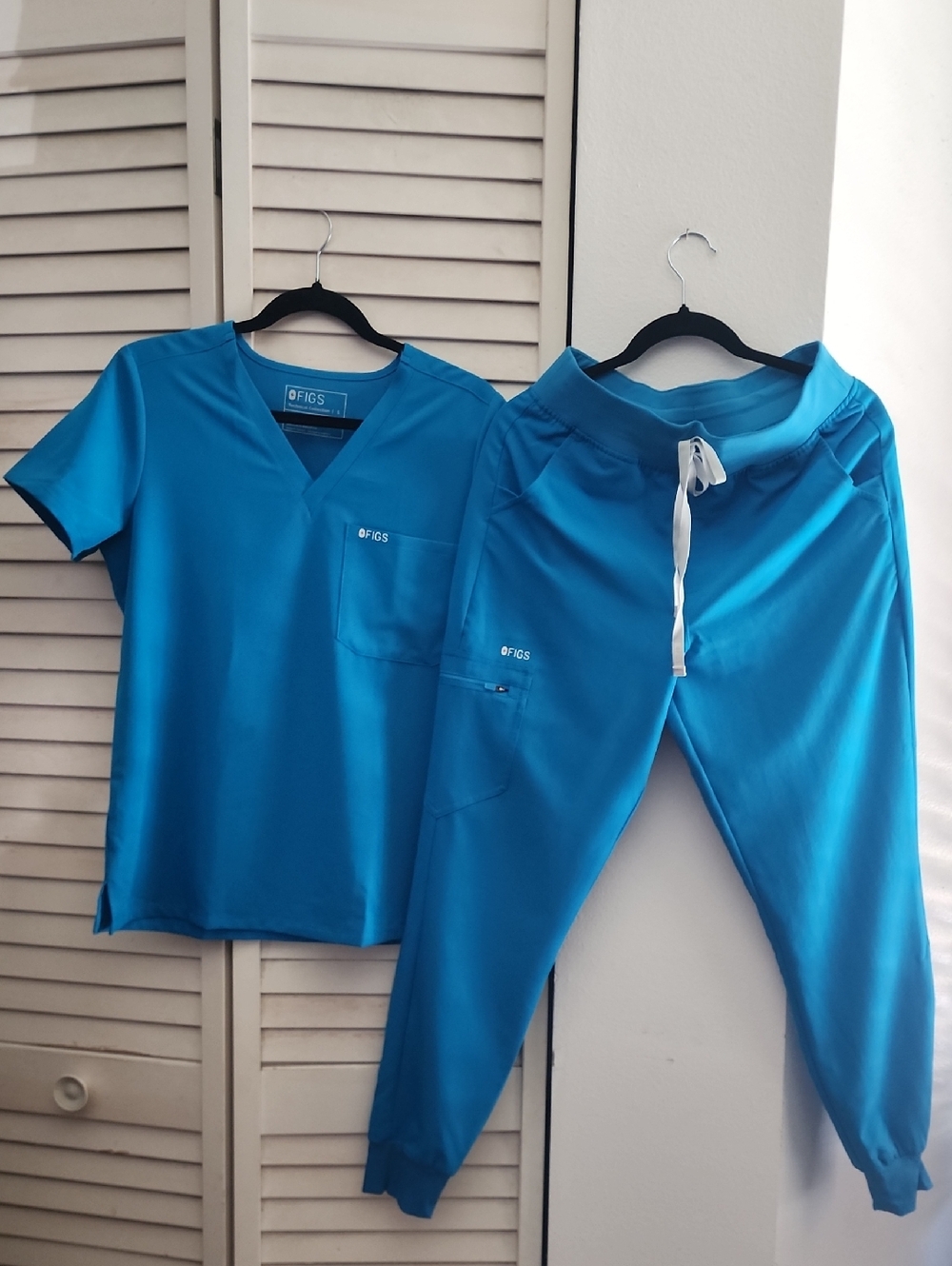 Figs Bright BLUE Scrub Top and Jogger Set. SMALL Top MEDIUM BOTTOM